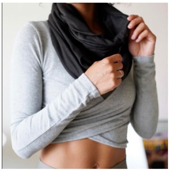 NWT Beyond Yoga Womens Cellphone Zipper Pockets Infinity Scarf Black Lightweight - Picture 2 of 10